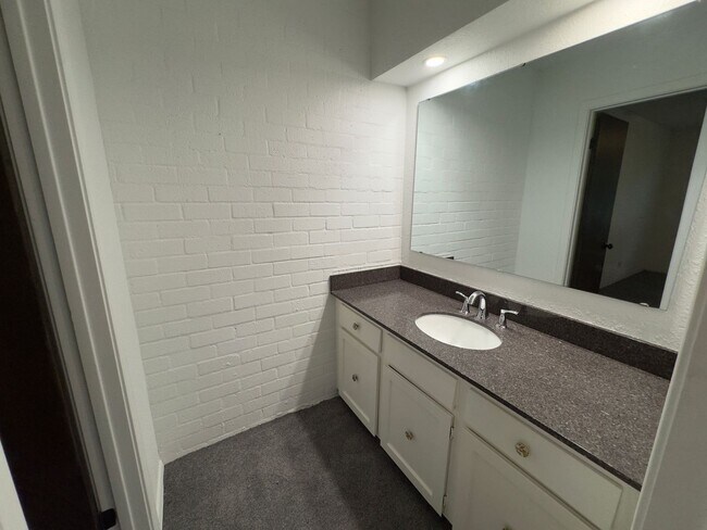 Building Photo - $500 OFF MOVE IN SPECIAL | Cozy Townhome in Quail Creek 2/2.5/2 Car Garage