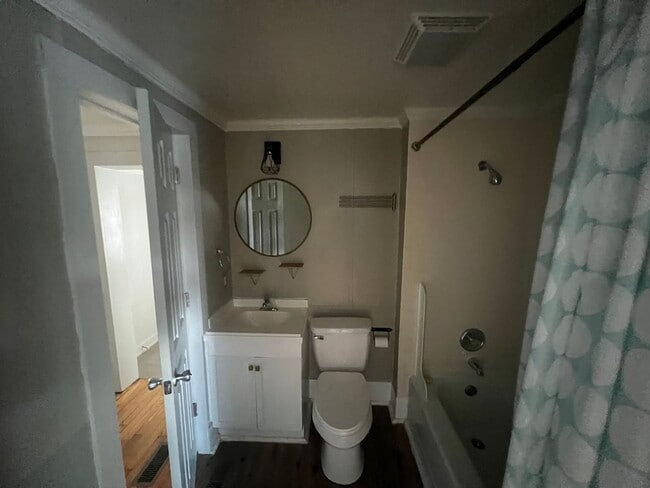 Building Photo - Must see this Adorable 2 bedroom 1 bath ho...