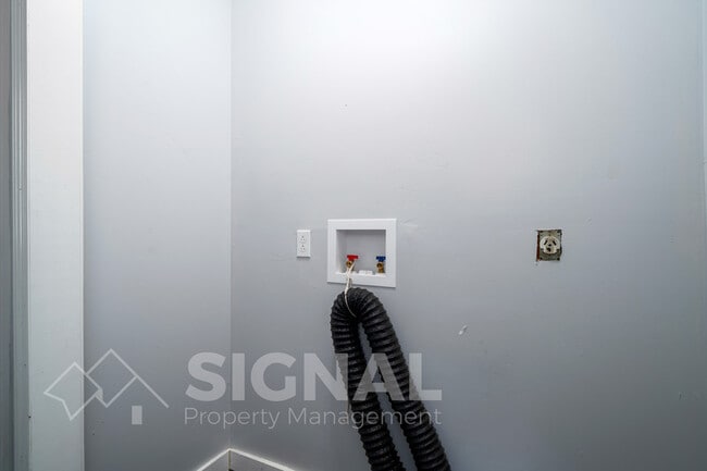 Building Photo - 1421 Rayfield Dr