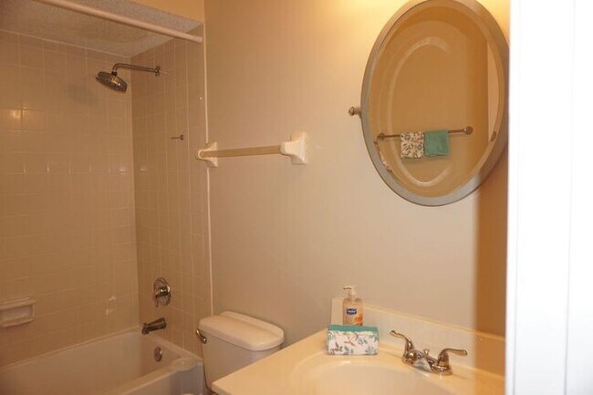 Building Photo - 3 bedroom townhouse near NAS Jax