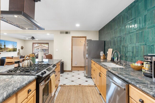 Building Photo - 9 E Del Rio Dr