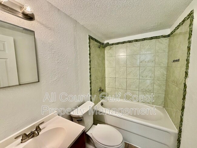 Building Photo - 910 61st Ave E