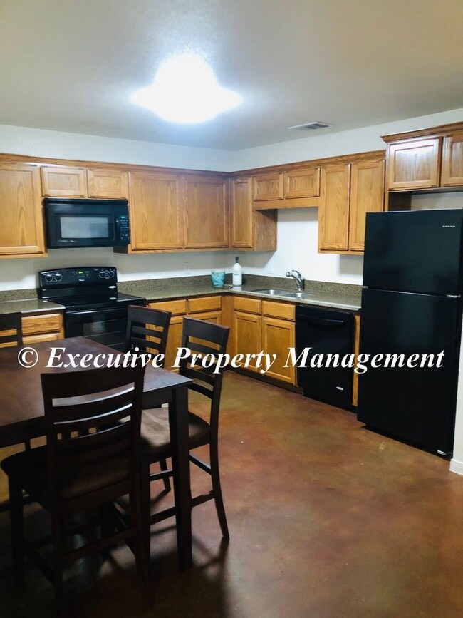 Building Photo - 1208 Westview Dr