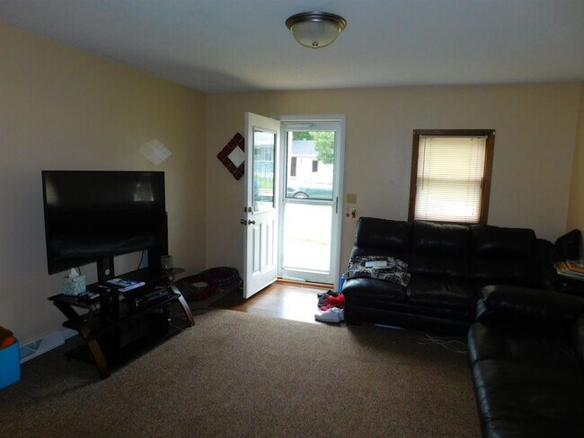 Building Photo - 635 N 2nd St