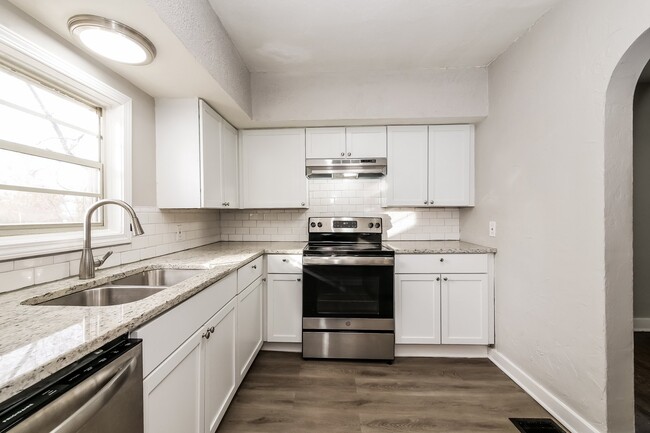 Building Photo - 4715 NE 45th Terrace