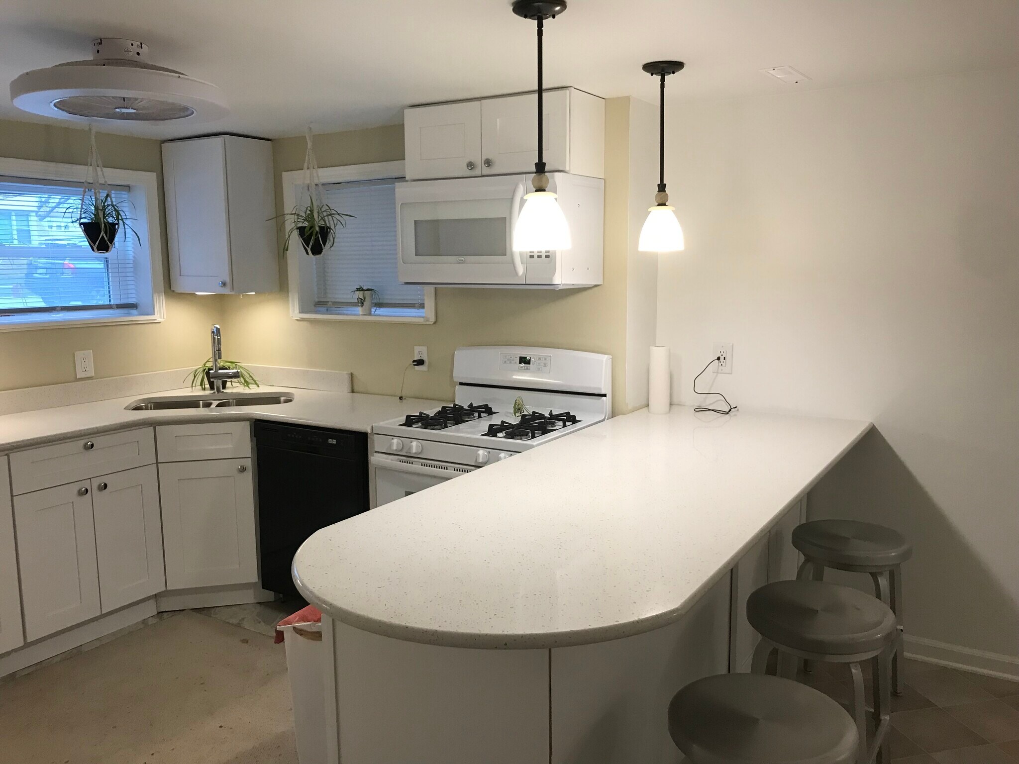 Building Photo - 5335 W Sunnyside Ave