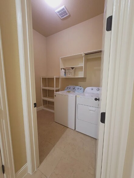 Building Photo - 10632 Helen Dr