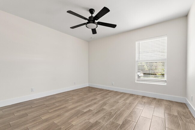 Building Photo - 3003 SE Fairmont St