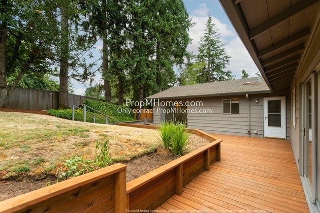 Building Photo - Spacious Elegance: A Four-Bedroom Retreat in the Heart of Palisades!