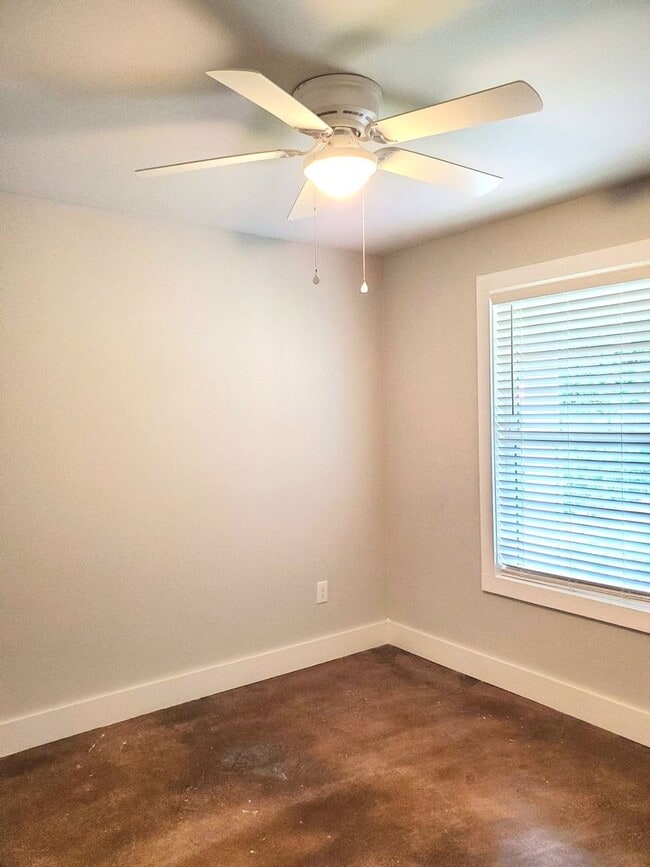 Building Photo - Great 3/2 home available in Elberta