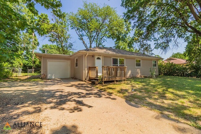 Primary Photo - 1526 Jarvis Dr