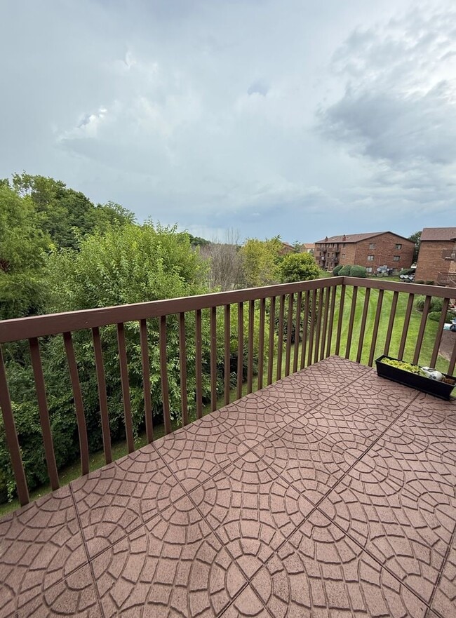 Building Photo - Updated Top-Floor 2 Bedroom Condo with Fir...