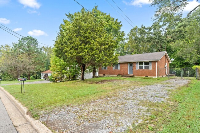 Primary Photo - Renovated 3 Bedroom Dog Friendly Home For ...
