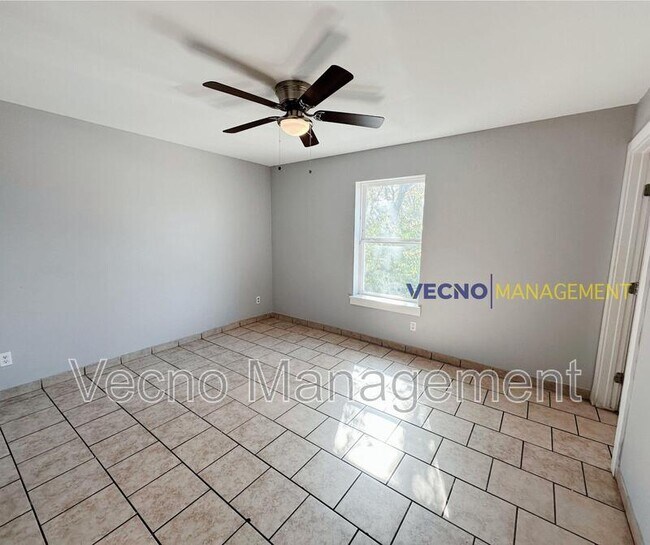 Building Photo - 302 Cooper St