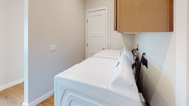 Building Photo - Move-in Special $500 Off*