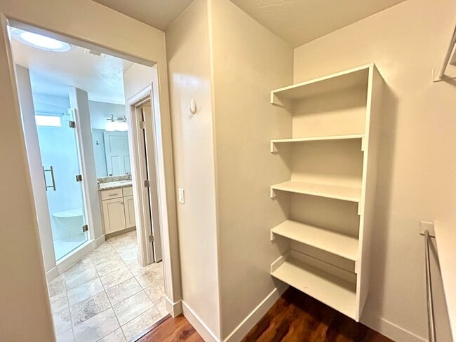 Building Photo - Lovely Single Family House Available!!!!