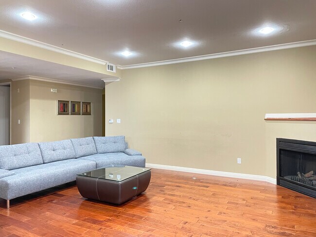 Building Photo - 625 S Berendo St