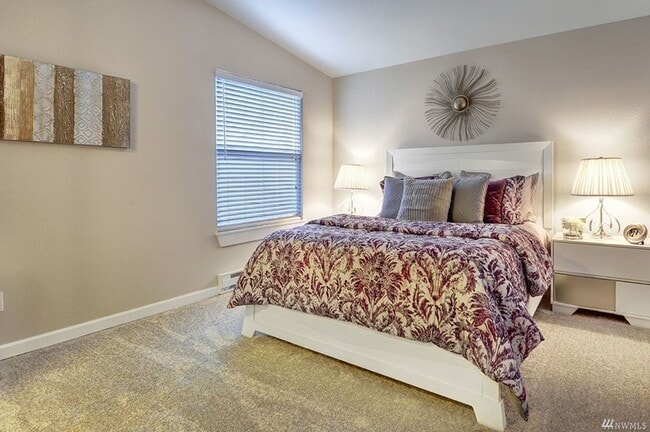 Building Photo - Stunning 2 bed, 2 bath condo near Bellevue College