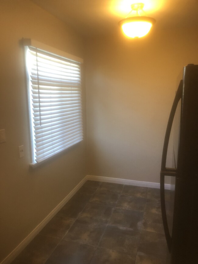 dining area - 1743 N Hollywood Way