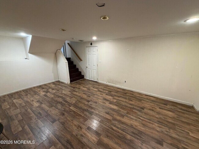 Building Photo - 6 Roslyn Dr