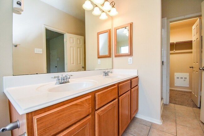 Building Photo - 20615 Maple Rain Ct