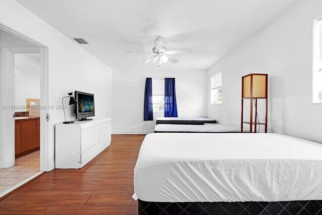 Building Photo - 2419 Pierce St