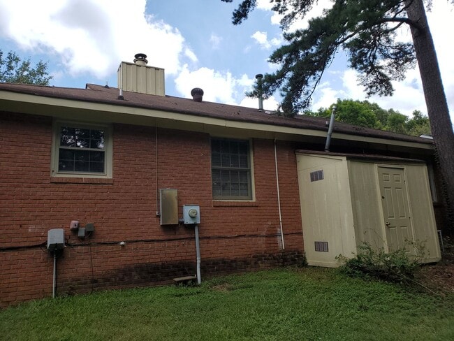 Building Photo - 3 Bedroom Home off WT Harris - in convenie...