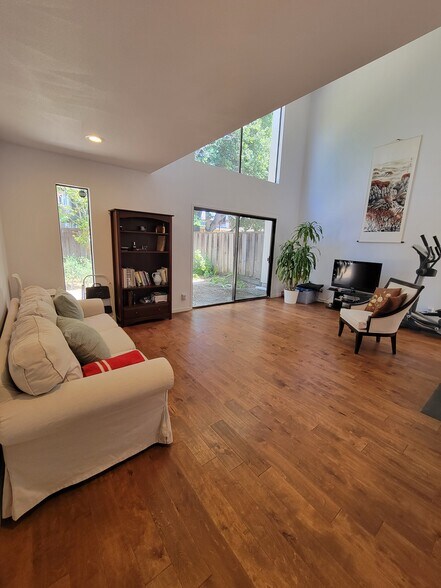 Building Photo - 575 Villa Real