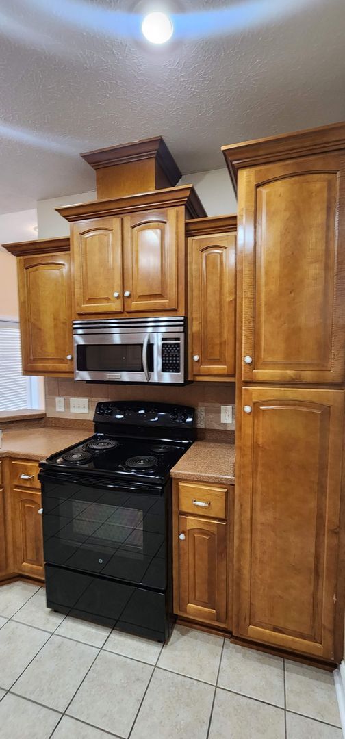Building Photo - Great Home and Location-Available Now!