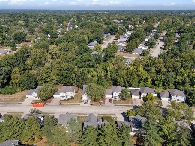 Building Photo - 412 N Village Cir