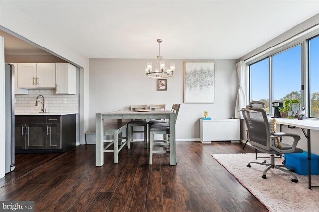 Building Photo - Renovated 2 bedroom, 1 bath with lots of natural light.
