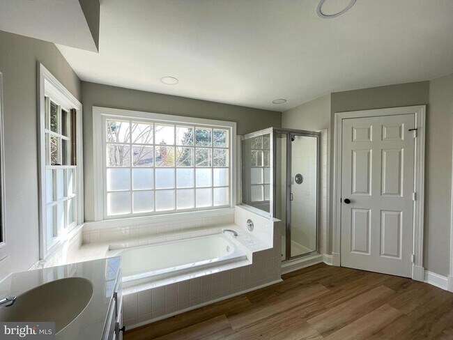 Building Photo - 9440 Flowerden Ln