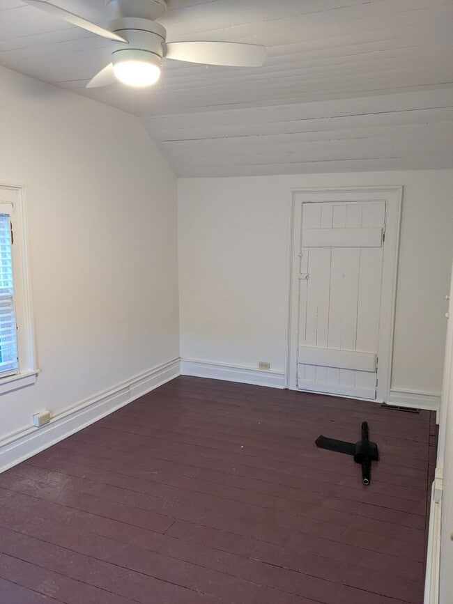 Building Photo - Renovated Farmhouse close to town