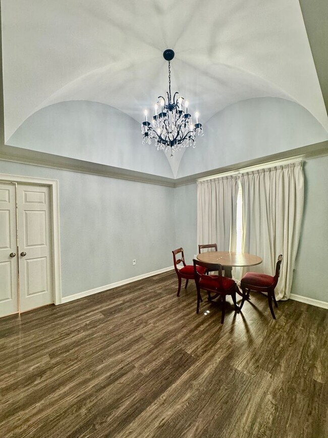 Building Photo - Elegant Estate in the Country Club Setting-Mother in law suite