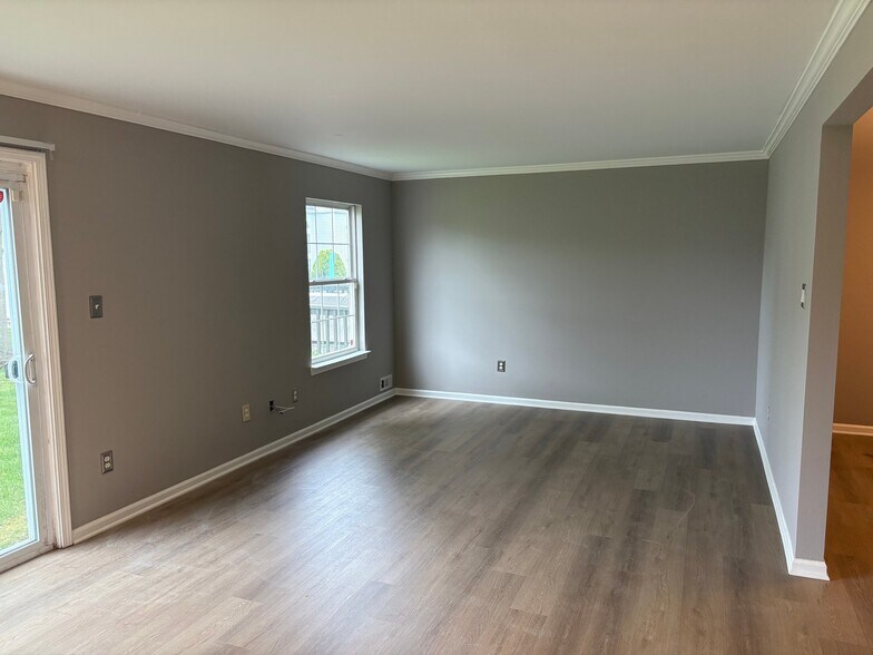 Building Photo - 2403 Doral Dr