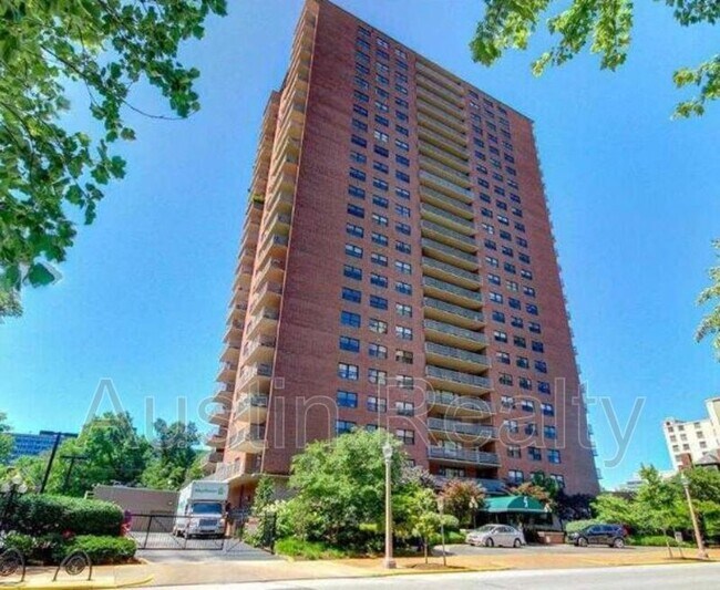 Building Photo - 4466 W Pine Blvd