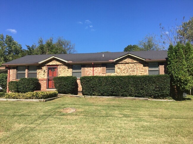Primary Photo - Newly Updated Home Just Minutes From Downt...