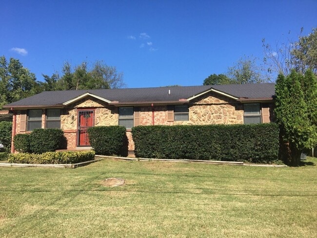 Building Photo - Newly Updated Home Just Minutes From Downtown Nashville