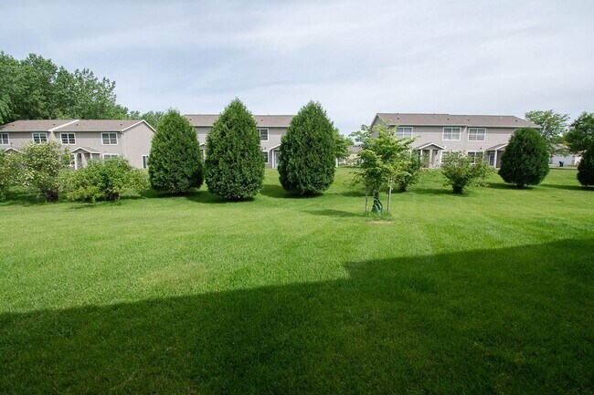Building Photo - Townhome in Quiet NW Rochester Neighborhood!