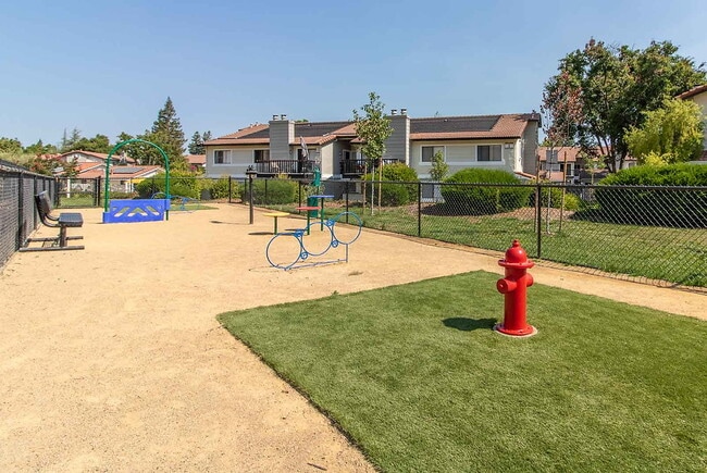 Building Photo - Foothill - Twin Creeks Condos