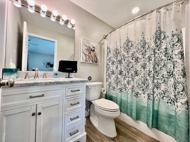 Building Photo - Newly remodeled, furnished home Trenton, Ohio