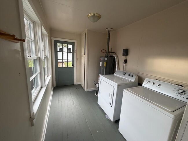 Building Photo - 440 B St