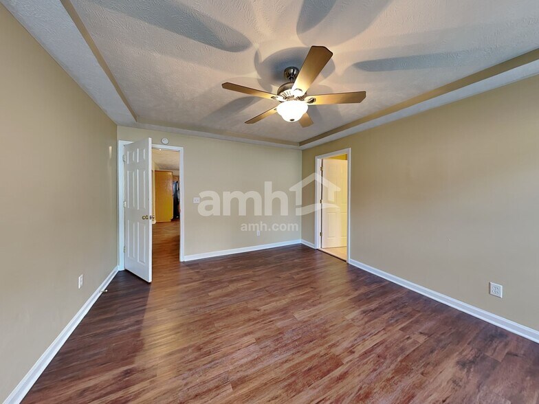 Building Photo - 717 Veneta View Dr