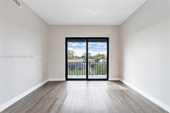 Building Photo - 444 E 16th St