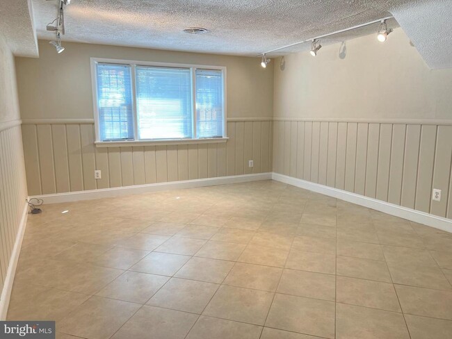 Building Photo - 4616 Willow Run Dr