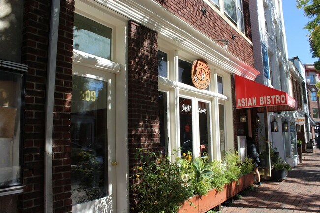 Building Photo - 809-809-809-802 King St