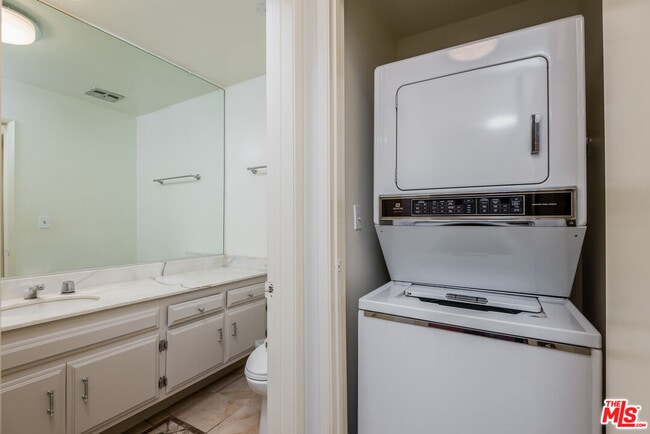 Building Photo - 5139 Balboa Blvd