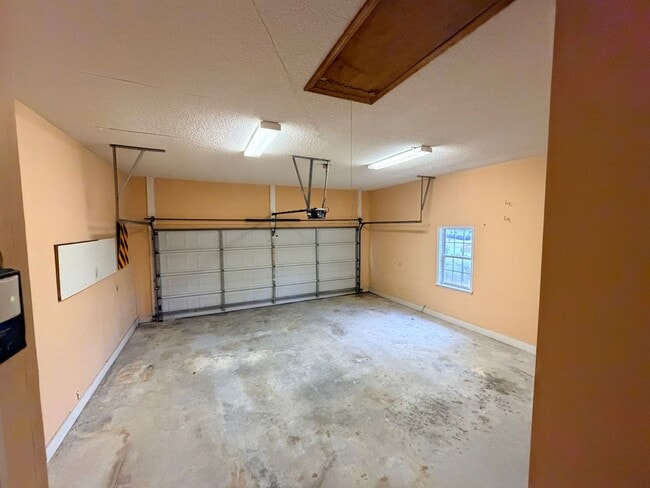 Building Photo - 3 Bedroom/2 Bath home in North Lake Subdiv...