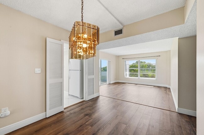 Building Photo - 4158 Inverrary Dr
