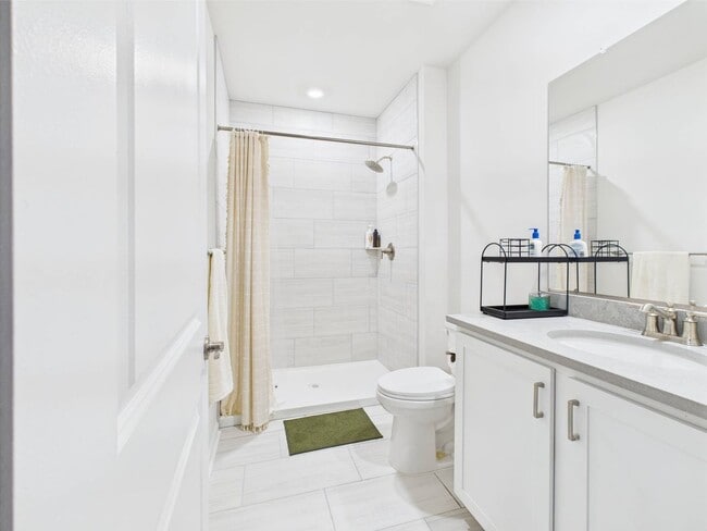 Building Photo - Stunning 5 Bedroom 4.5 Bathroom Located in...